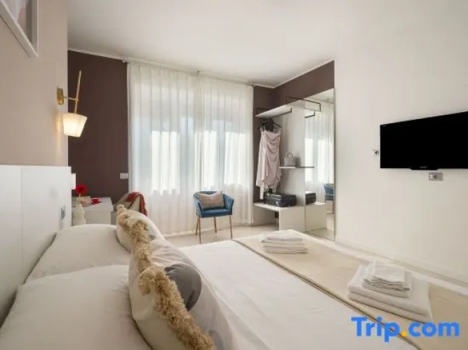 5 Bedrooms Business Apartment
