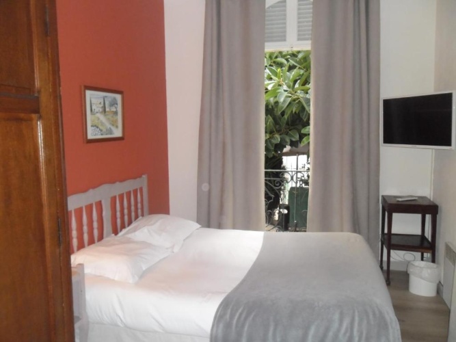 Standard Triple room with garden view