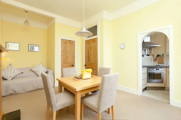 380 Mardale Crescent Apartment