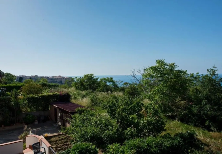 Standard Triple room with sea view