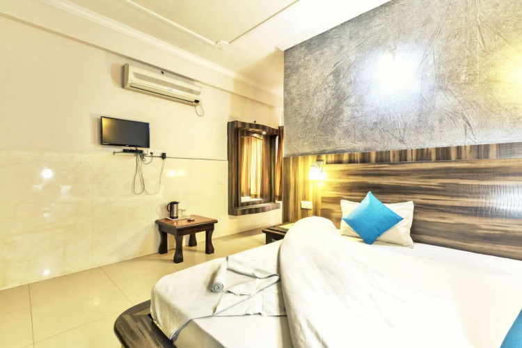 Zo Rooms MI Road