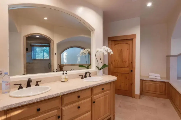 Donner Ridge by Avantstay Minutes to Skiing Deck Ping Pong Pool Table