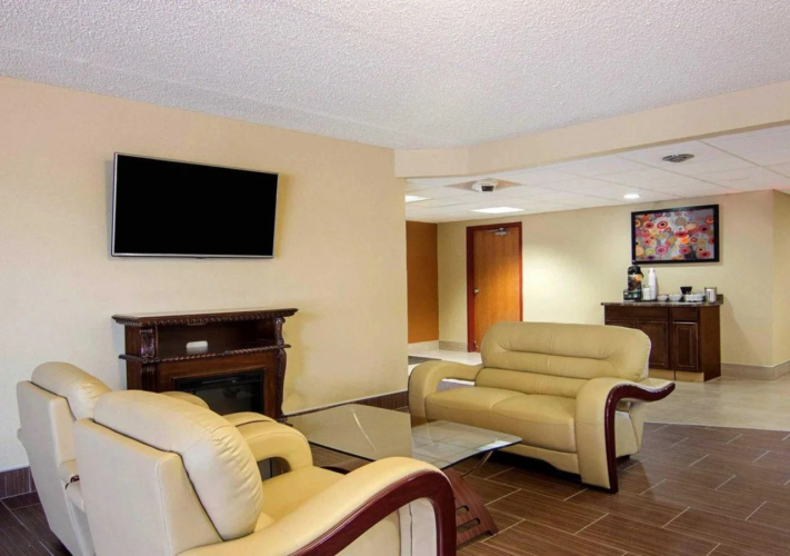 Super 8 by Wyndham Sturtevant/Racine