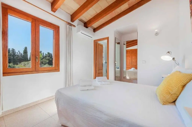 6 Bedrooms Villa