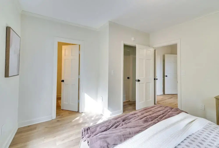 Centrally Located Home ~ Steps to Oxford Square!