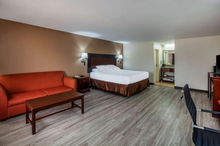 Days Inn & Suites by Wyndham Tyler