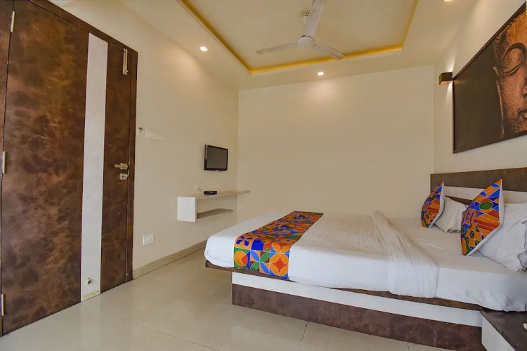 Fabhotel Royce Studio Apartments
