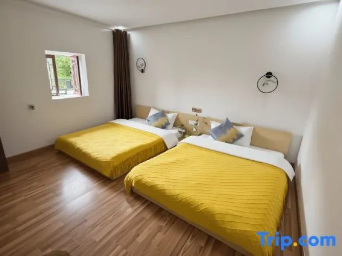Standard Twin room with land view