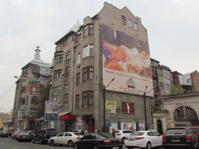Two-floor apartments and studio 2-х этажные апартаменты и студия в самом центре