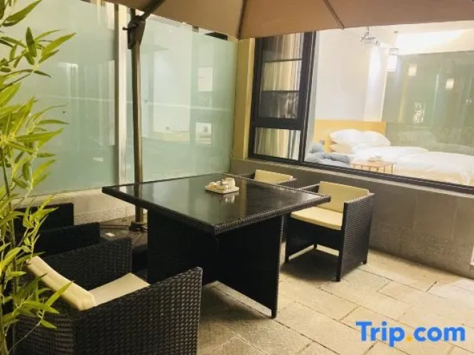 Standard Twin room with courtyard view