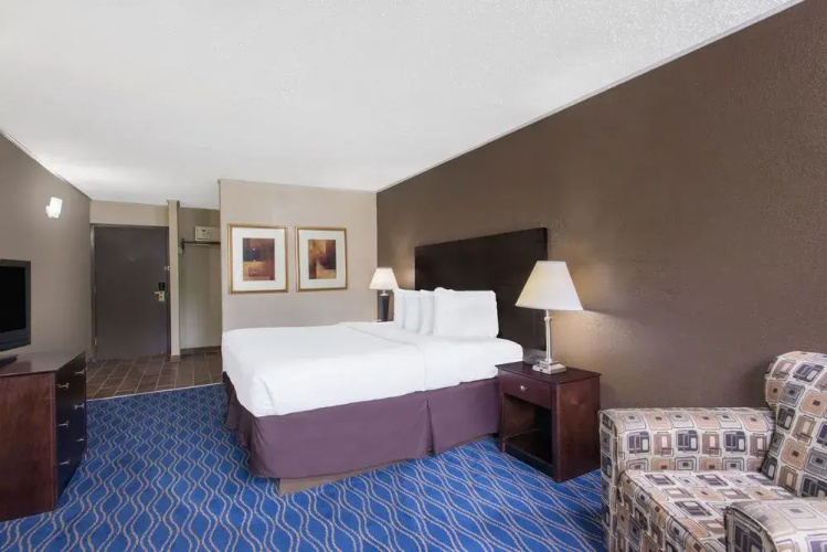 Ramada By Wyndham Whitehall/Allentown