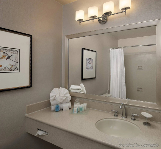 Pelican Inn & Suites