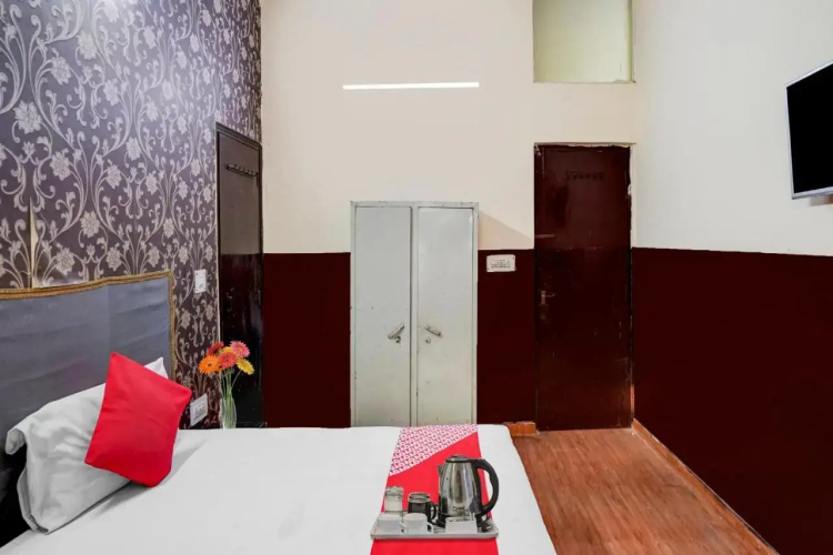 OYO Flagship 70083 Premium Hotel