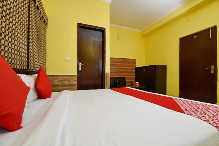 OYO Flagship 4464 MAIRA RESIDENCY