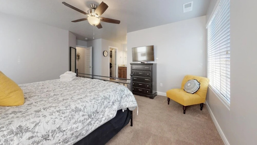 Southern Comfort 3 Bedroom Apts by RedAwning