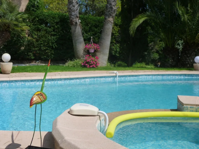 Spacious Villa at Saint-raphael With Jacuzzi