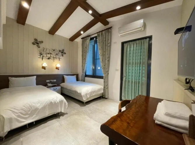 Standard Twin room with balcony