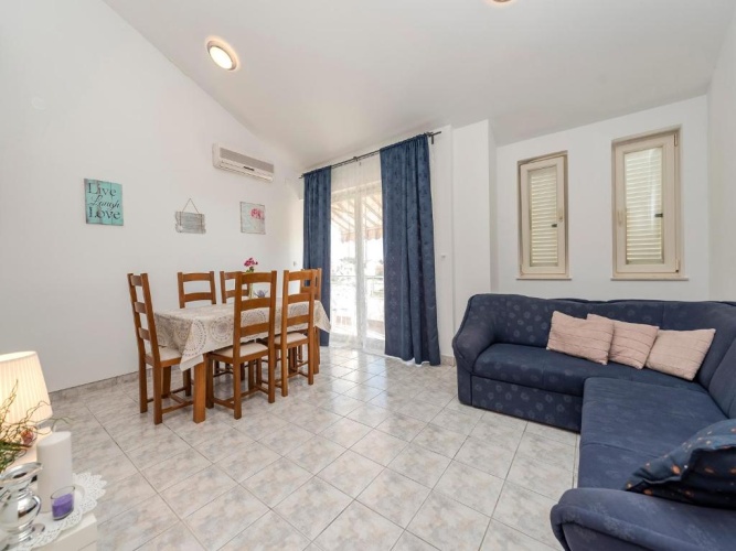 4 Bedrooms Cottage