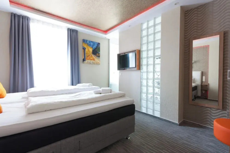Stay-Inn Boardinghouse