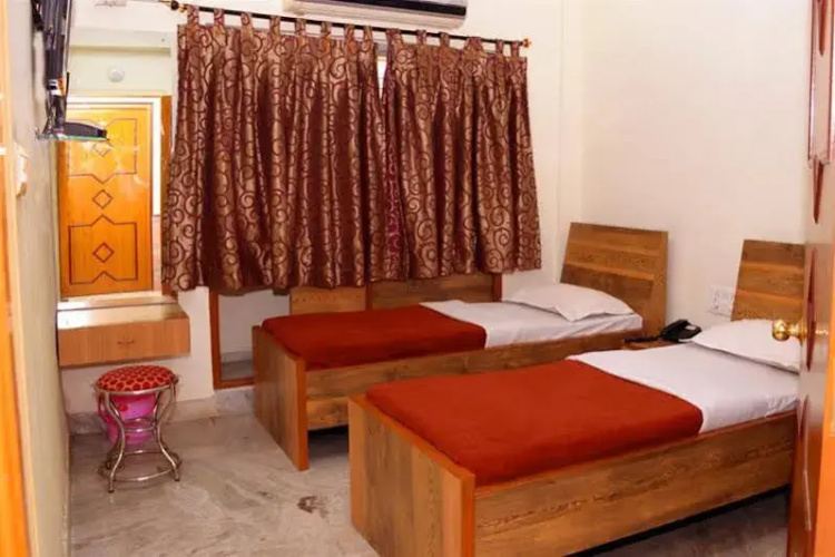 OYO 43924 Harry Guest House