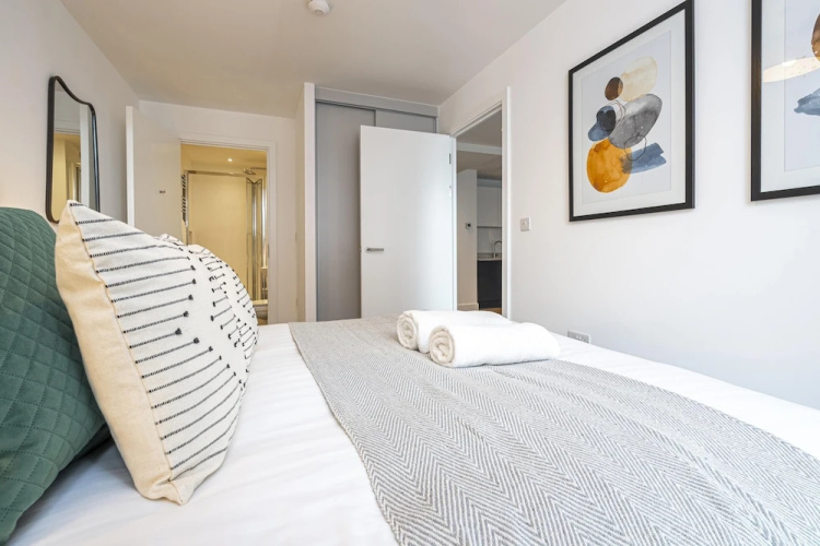 Superb Flat With Community Vibe