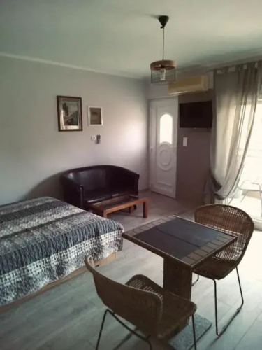 Minimal & cozy ΣΤΟΥΝΤΙΟ ΜΕ ΔΩΡΕΑΝ ΧΩΡΟ ΣΤΑΘΜΕΥΣΗΣ