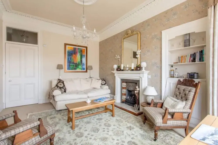 Central 2 Bedroom Flat With Castle View Sleeps 4