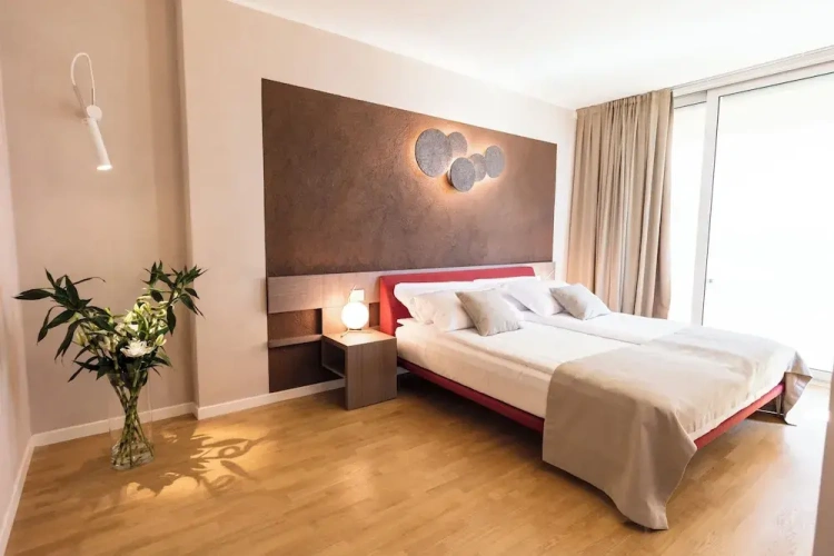 Suite with balcony and with lake view