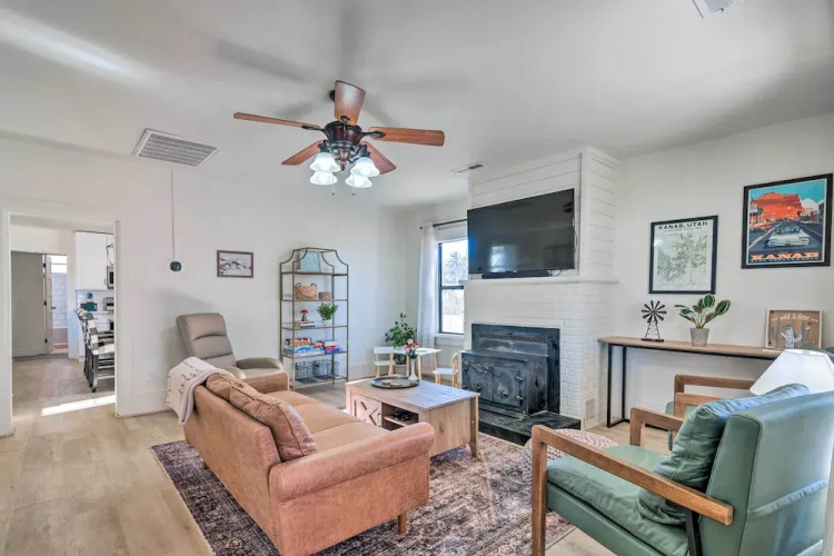 Modern Kanab Home: Fire Pit, Red Rock Views!
