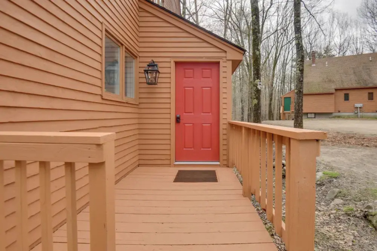 North Conway Townhome w/ Private Hot Tub & Deck!