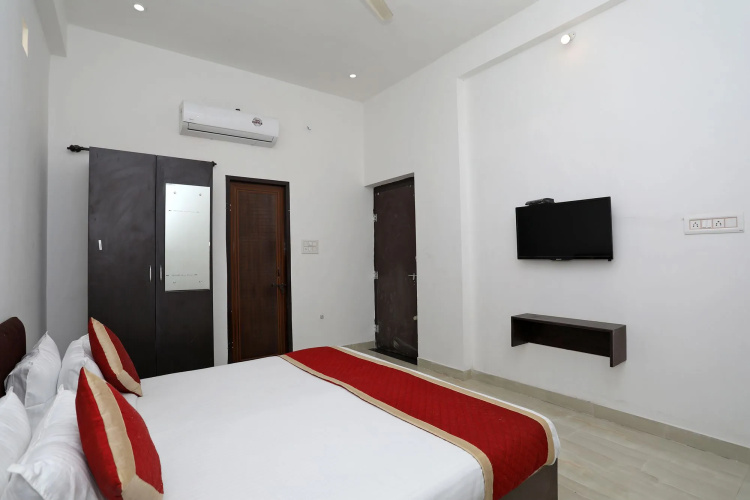 OYO 10682 Hotel Blue Lotus