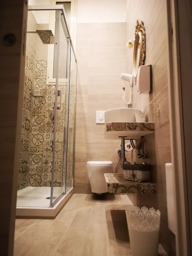 Standard Triple room with courtyard view