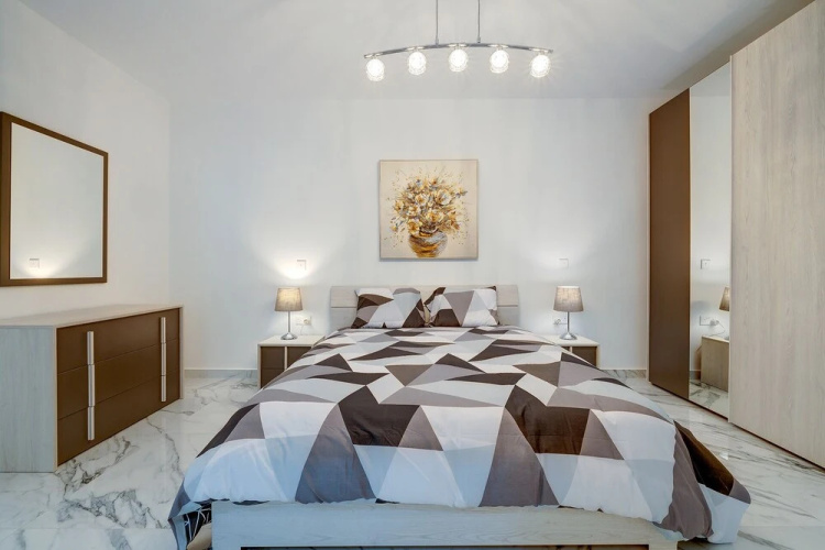 Cosy Apartment Steps to St George's Bay