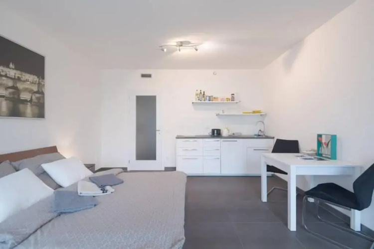 Bright studio, 10min to the Centre, free Netflix