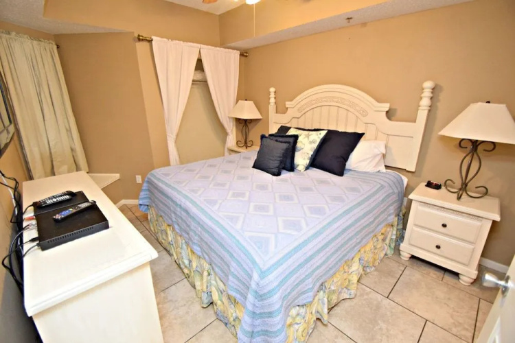 Tropic Isles 703 by RedAwning