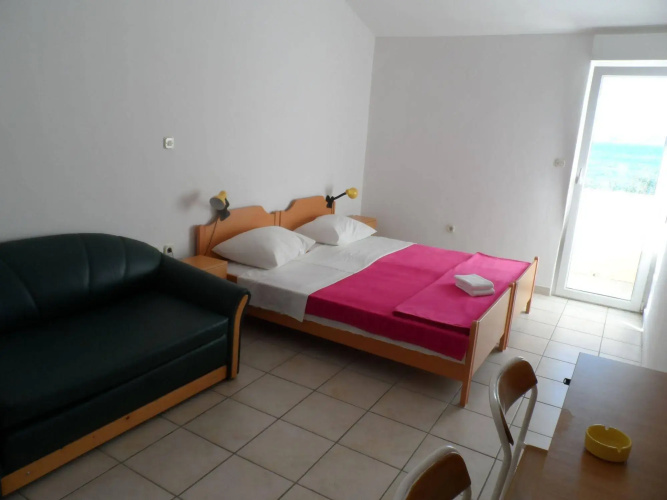 Rooms and apartments Galeb