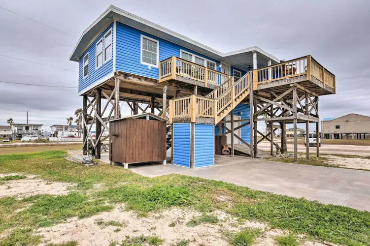 1 Block to Surfside Beach: Home w/ Deck!