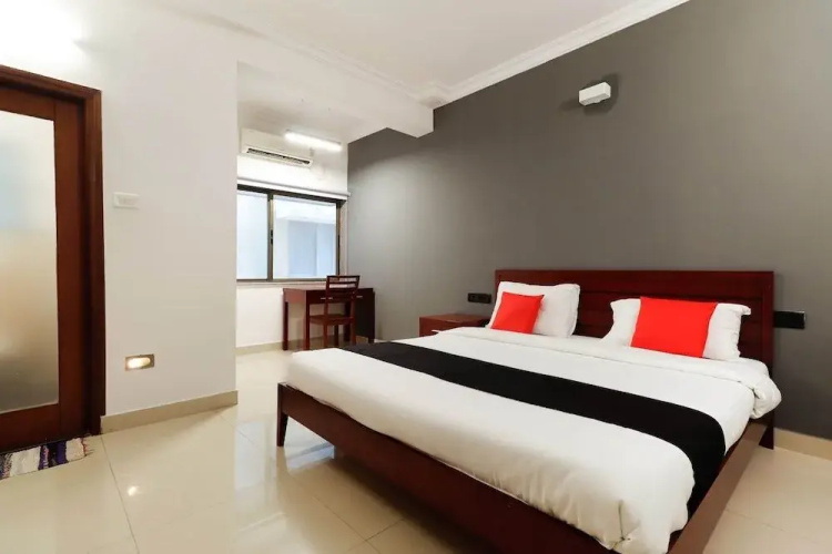 Makers Hotel by OYO Rooms