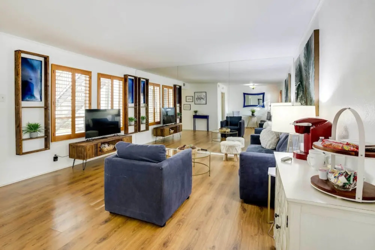 Stylish Condo w/ Pool in Knox Henderson!