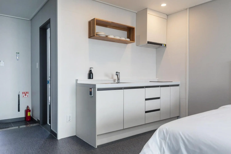 Deluxe room with partial ocean view