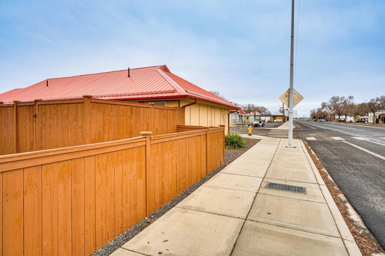 Walk to Main Ave & Soap Lake! Pet-friendly Studio