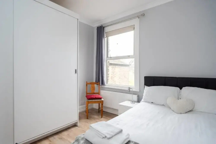 Fresh 2 Bedroom Flat by the River Thames