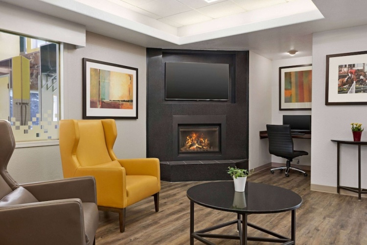 Super 8 by Wyndham Calgary Shawnessy Area photo 13