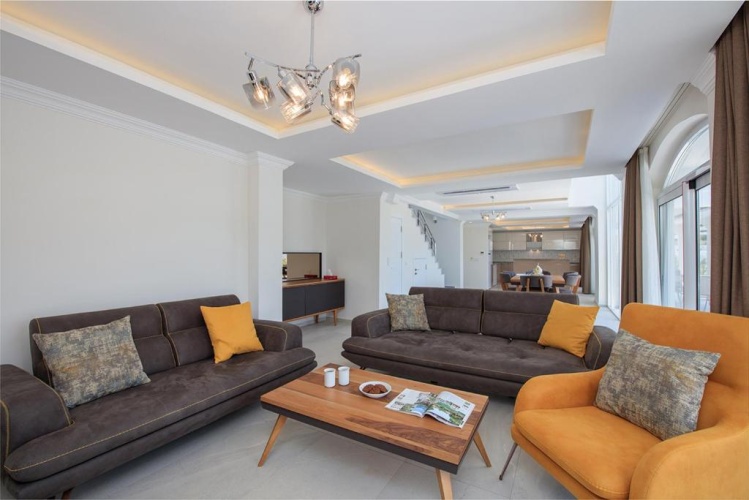 4 Bedrooms Villa