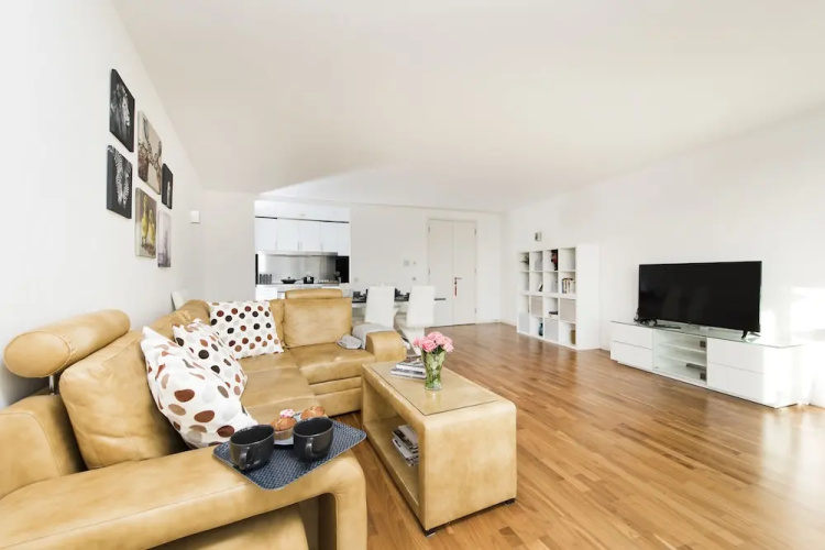 Modern 2BR Flat with Thames River View