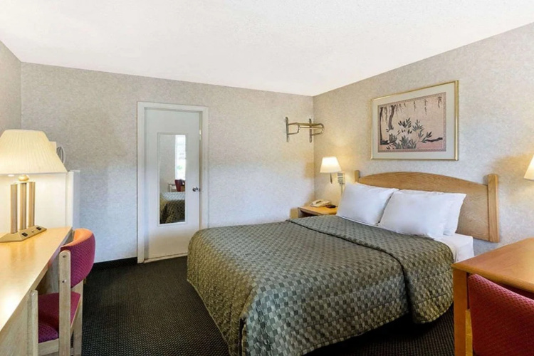 Pocono Night Lodge