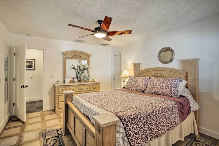 Pet-friendly Oasis w/ Deck & Fire Pit in Bokeelia!