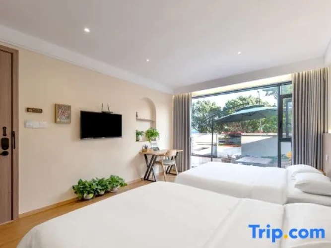 Standard Quadruple Family room with courtyard view