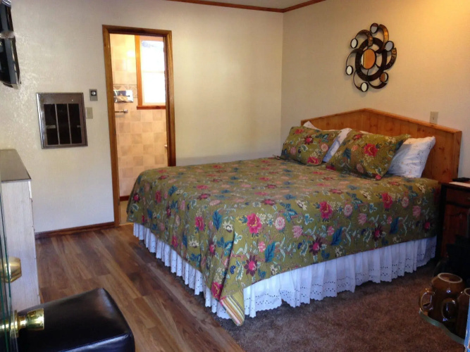 Cedar Wood Inn