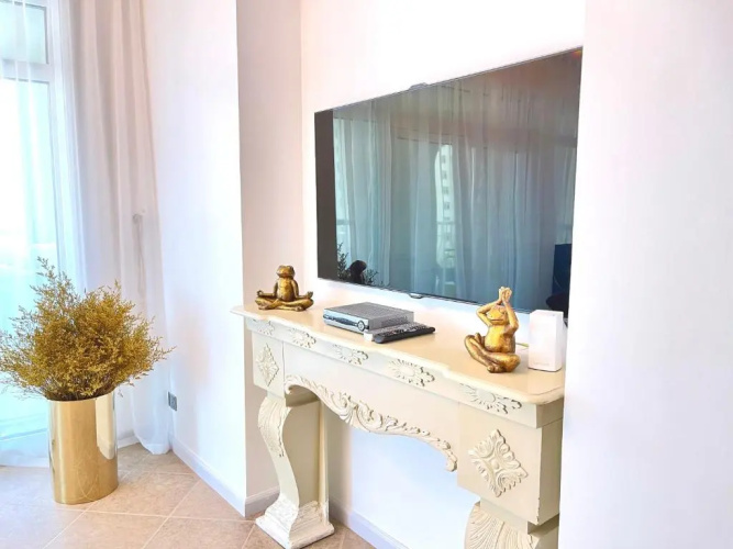 Luxury, Spacious, Beachfront, 3BD Apartment with private beach access!